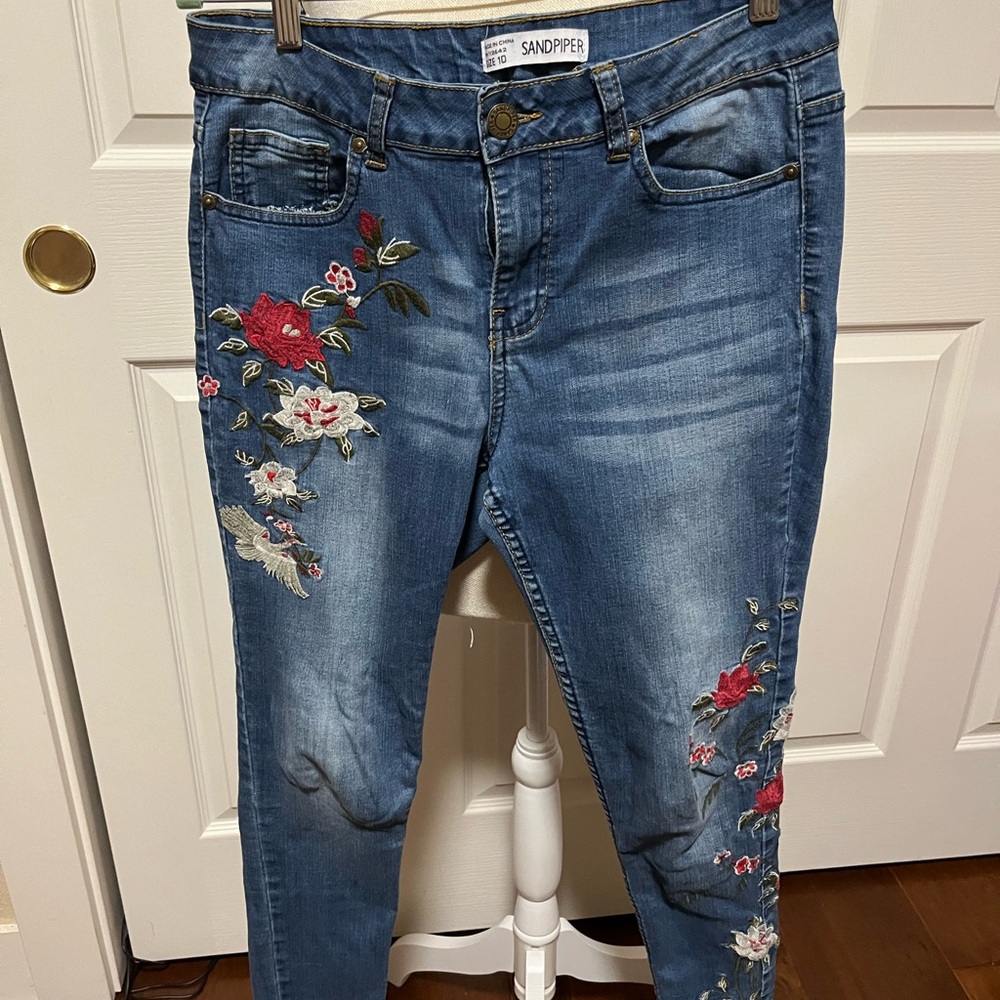 Women's Sandpiper Embroidered Capri Jeans